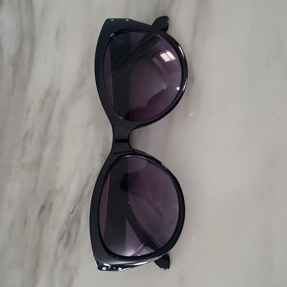 Betsey Johnson Sunglasses - Picture 2 of 3